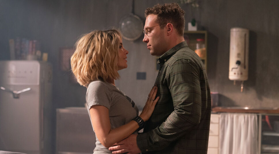 Ein Paar schaut sich an