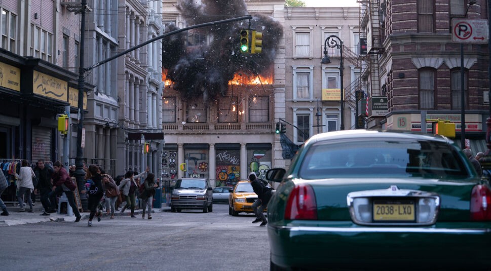 Eine Bombe explodiert in einem Haus