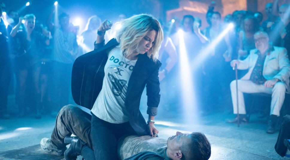 Eine Frau schlägt sich mit einem Mann.