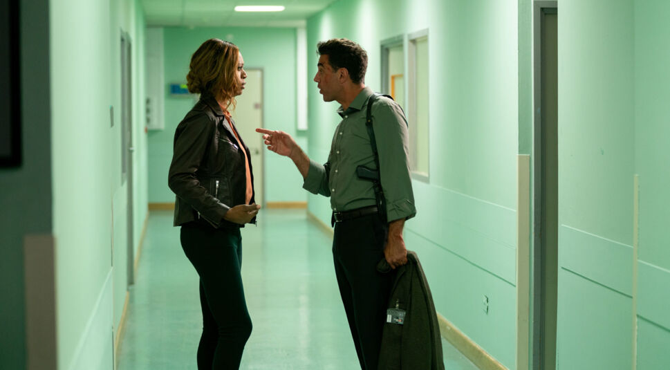 Die Detectives Nevin (Laverne Cox) und Vicars (Bobby Cannavale) streiten auf einem Flur.