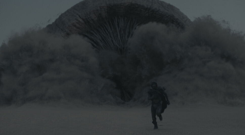 Ein Sandwurm verfolgt einen Jungen in der Wüste