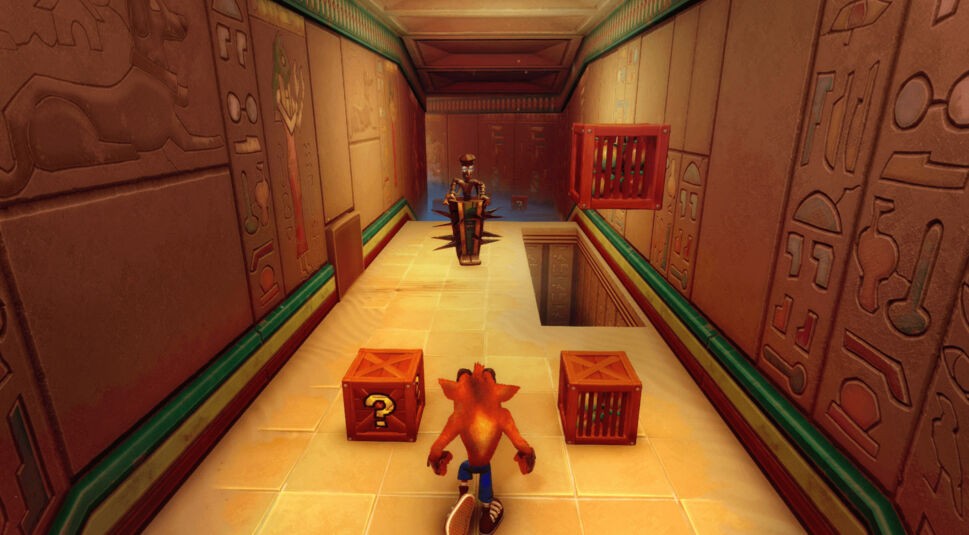 Das virtuelle Beuteltier Crash Bandicoot läuft durch einen Gang, in dem sich Kisten und Fallen finden lassen.