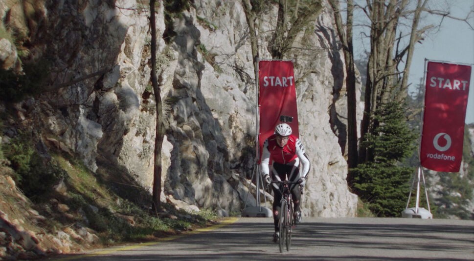 Der sehbehinderte Tandem-Sportler Christos Sandalakis beim Start des 5G Speed Stunts