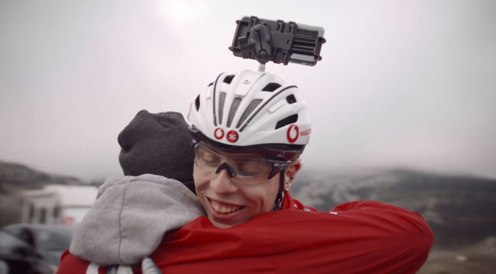 Tandem-Profi Christos Sandalakis umarmt ein Mitglied seines Teams