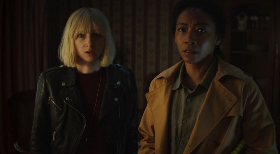 Zoe Kazan und Betty Gabriel in Clickbait