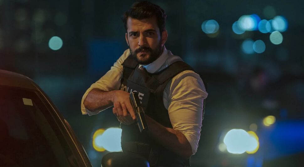 Phoenix Raei in Clickbait