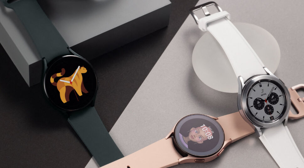 Samsung Galaxy Watch4 liegend in drei Farben Schwarz, Weiß und Rosa