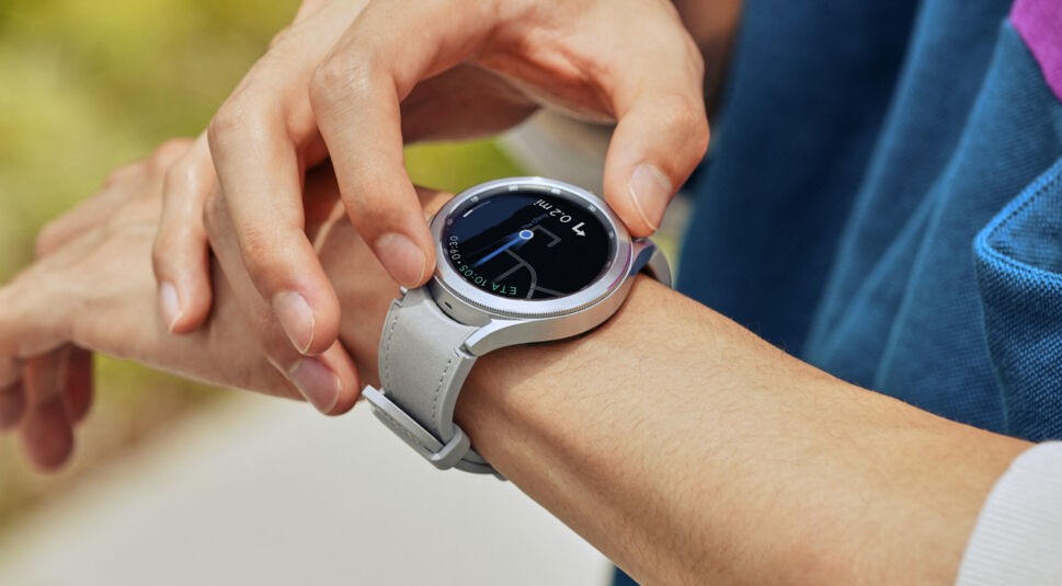 Galaxy Watch4 Classic am Handgelenk mit Google Maps