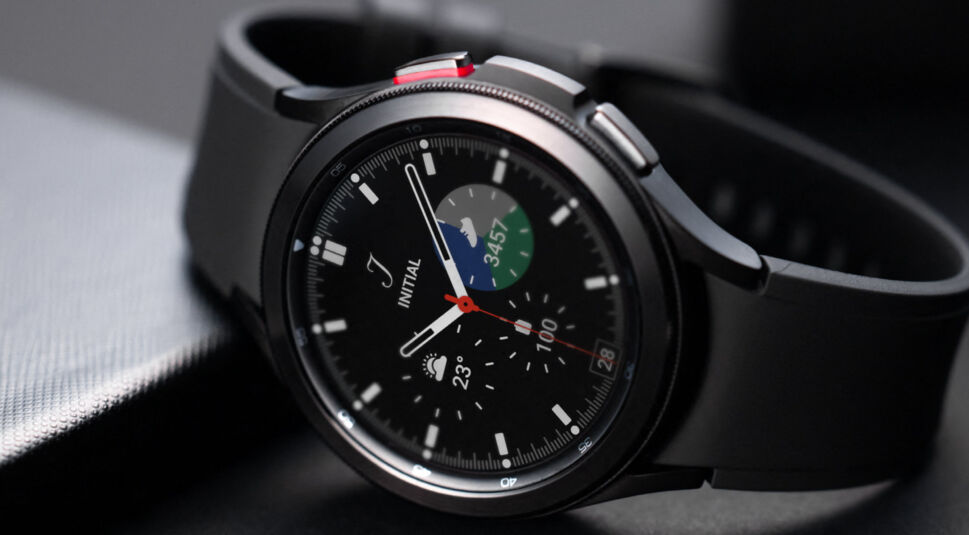 Galaxy Watch4 Classic in Schwarz auf der Seite liegend