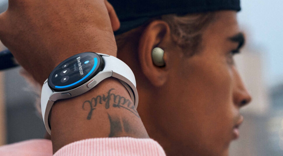 Galaxy Watch4 an einem tätowierten Handgelenk mit Spotify