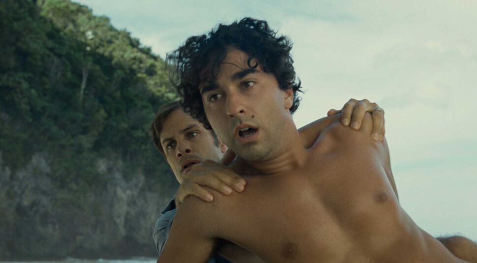 Gael Garcia Bernal und Alex Wolff in Old