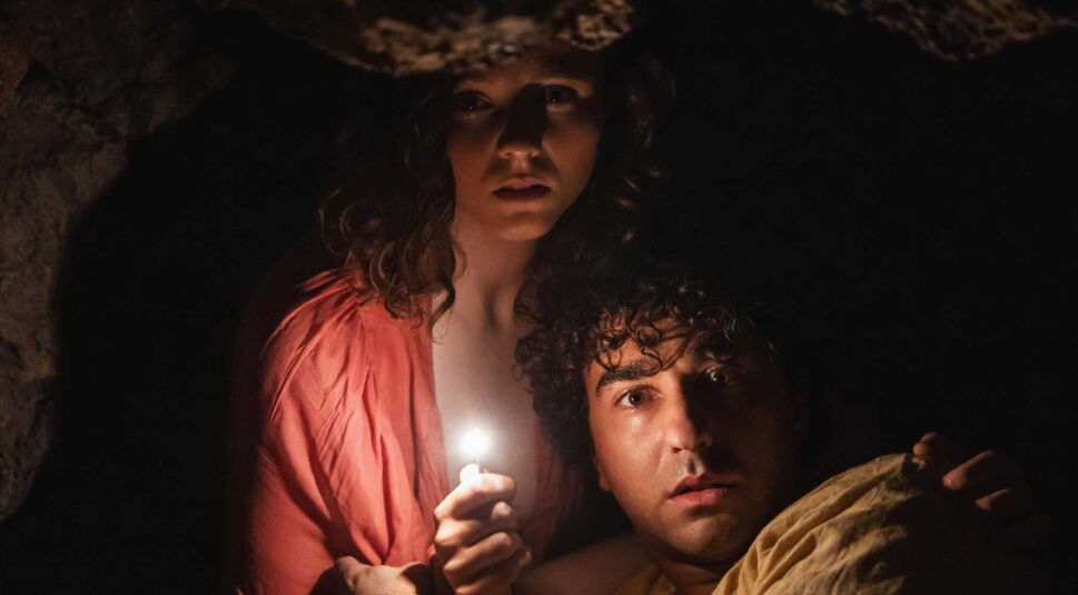 Alex Wolff und Thomasin McKenzie in Old