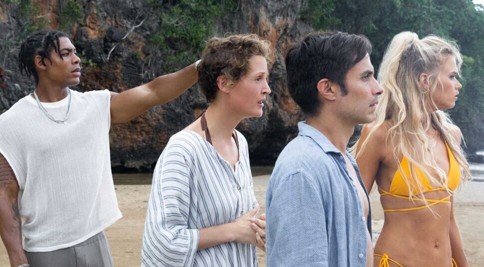 Vicky Krieps, Gael García Bernal, Abbey Lee, Aaron Pierre in Old