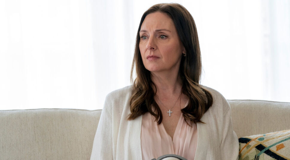 Hope Davis in der Serie Your Honor