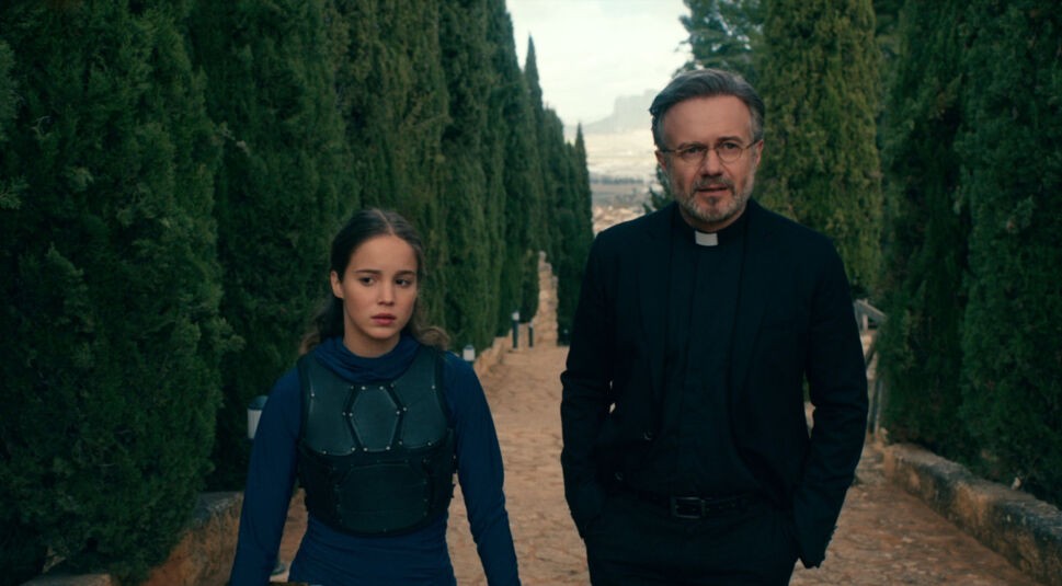 Ava und Pater Vincent in Warrior Nun Staffel 1