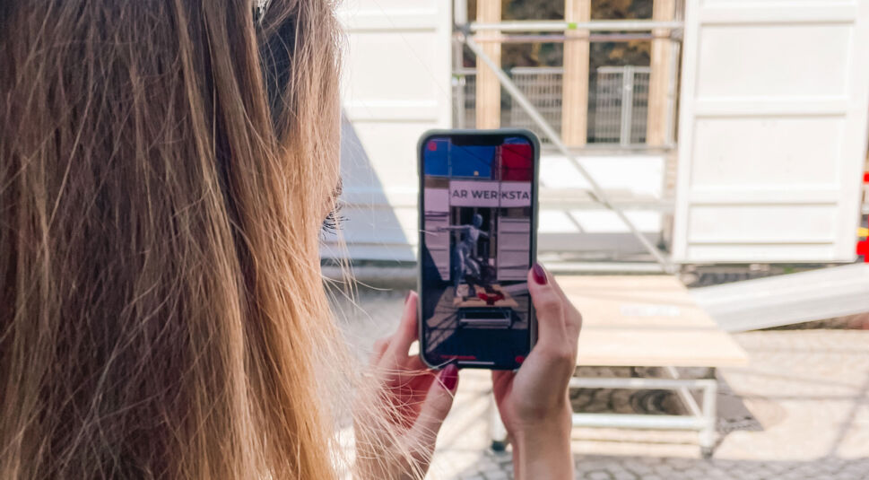  Mit der AR Biennale-App werden die digitalen Kunstwerke auf Deinem Endgerät sichtbar.