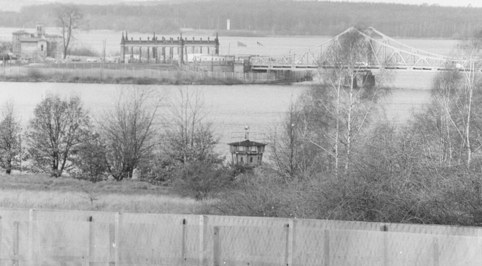 Der Blick vom Schlosspark Babelsberg über Grenzzäune und Wachturm am Ufer zur Glienicker Brücke im Jahr 1989.