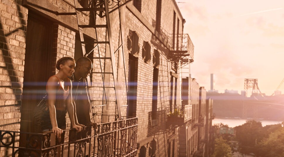 Benny (Corew Hawkins) und Nina (Leslie Grace) auf einem Balkon im Stadtteil Washington Heights im Musical-Film "In The Heights".