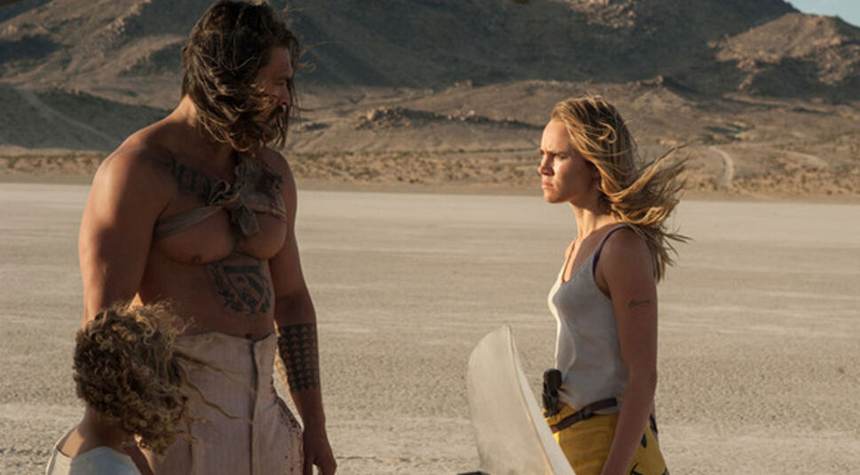 In der Wüste stehen sich drei Personen gegenüber