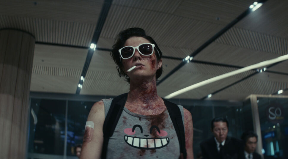 Mary Elizabeth Winstead als Kate steht gelassen mit einer Sonnenbrille und Zigarette.