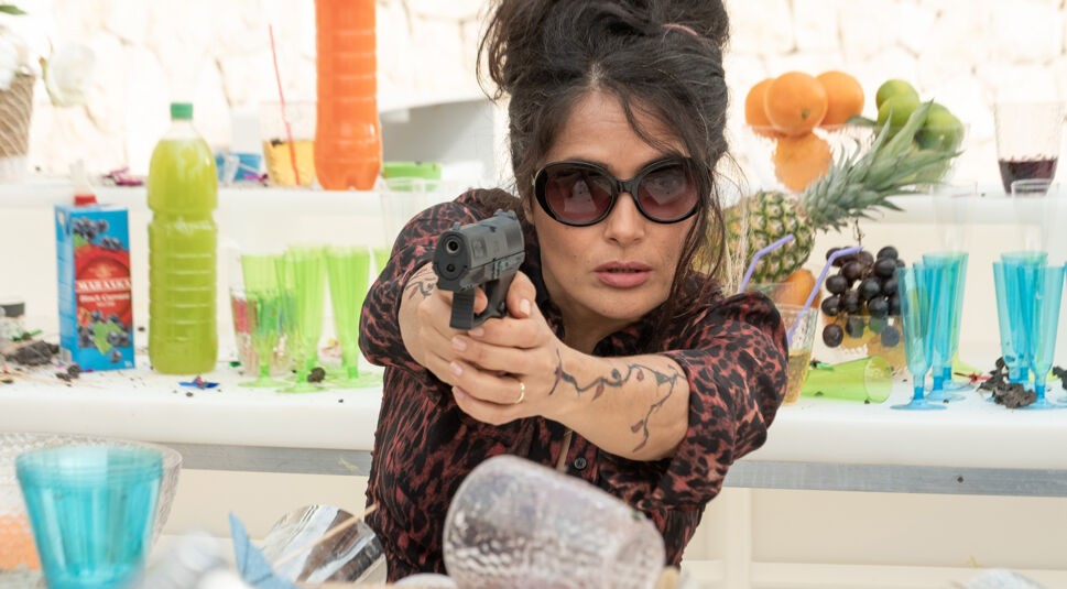 Sonia Kincaid (Salma Hayek) zielt mit einer Schusswaffe im Film "Killer's Bodyguard 2".