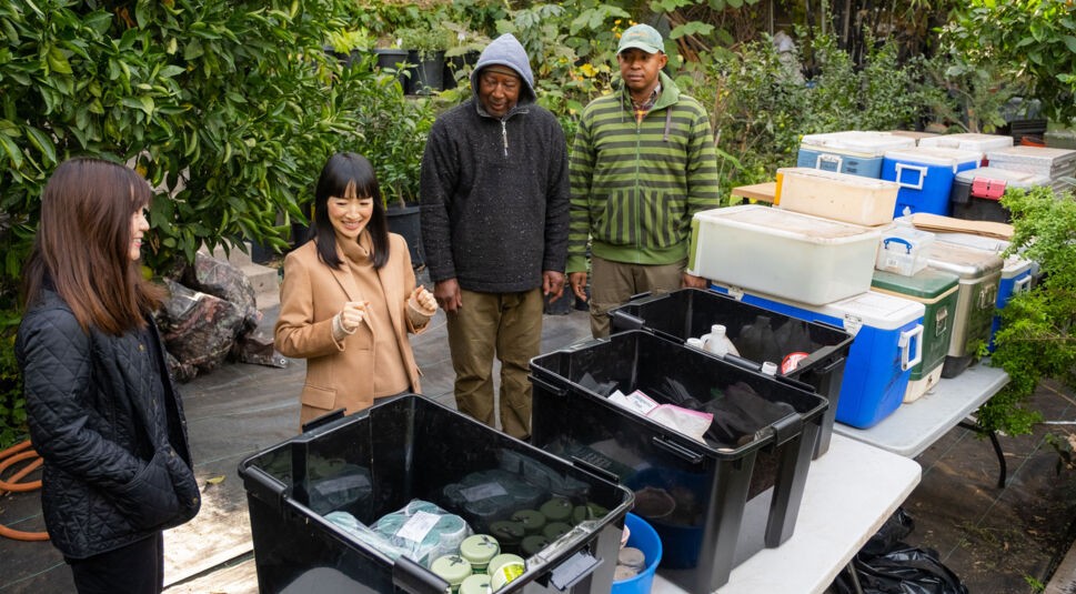 Marie Kondo zeigt einem Unternehmen wie man Ordnung macht