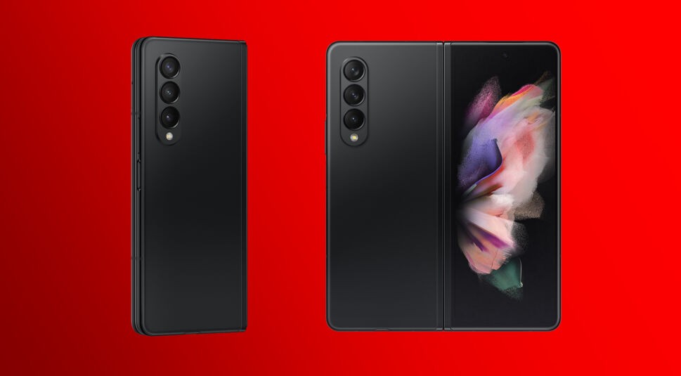 Das Samsung Galaxy Z Fold3 5G in Phantom Black von hinten und aufgefaltet.