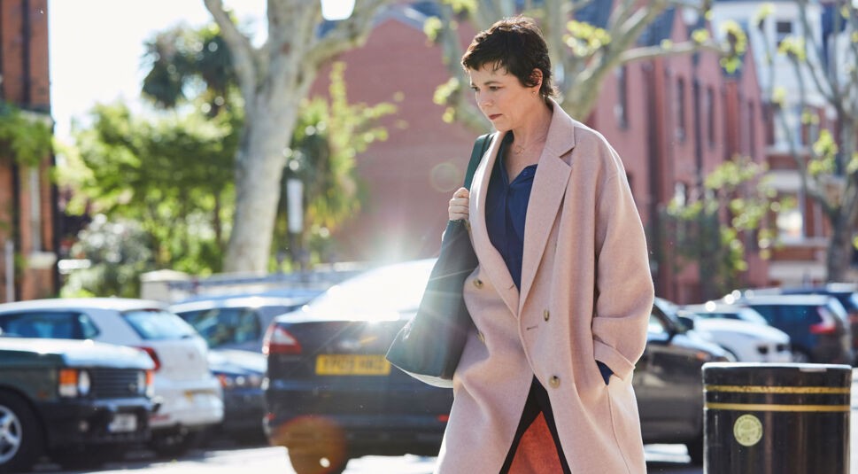 Anne (Olivia Colman) geht die Straße entlang.