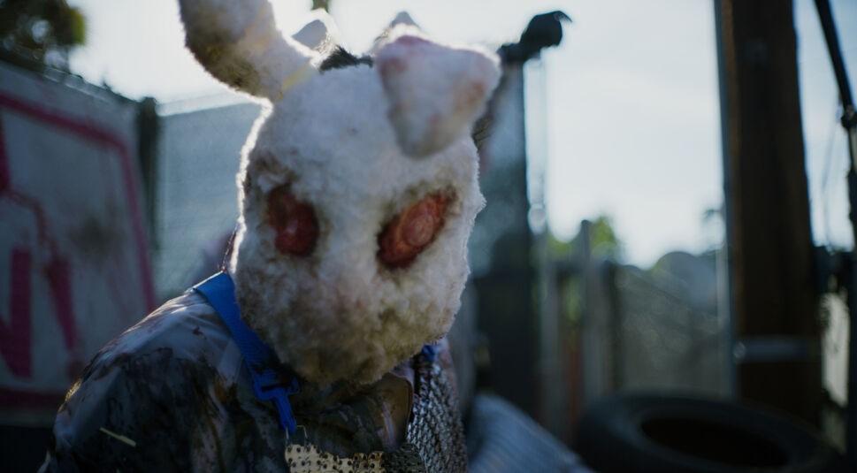 Eine Person trägt eine Hasenkopf-Maske im Film "The Forever Purge".
