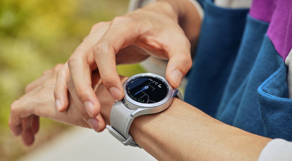 Samsung Galaxy Watch4 in Grau an linkem Handgelenk