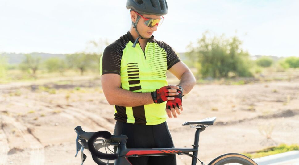 Fahrradfahrer schaut auf seinen Fitnesstracker von Xiaomi