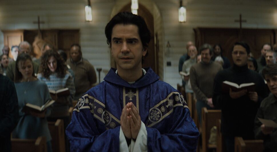 Hamish Linklater in Midnight Mass