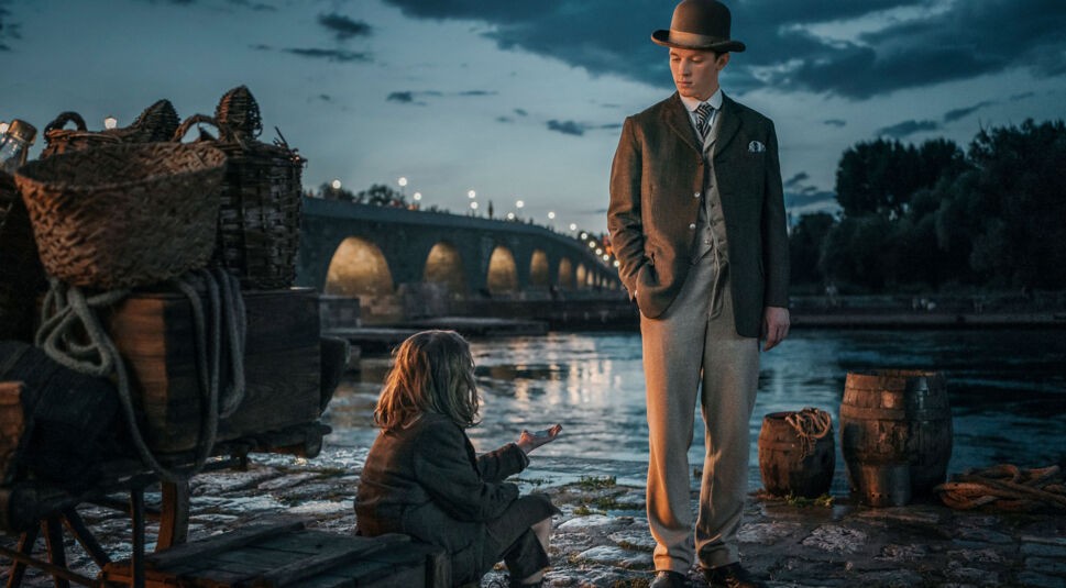 Ein wohlhabender Mann steht vor einem bettelnden Jungen im Film Bekenntnisse des Hochstaplers Felix Krull