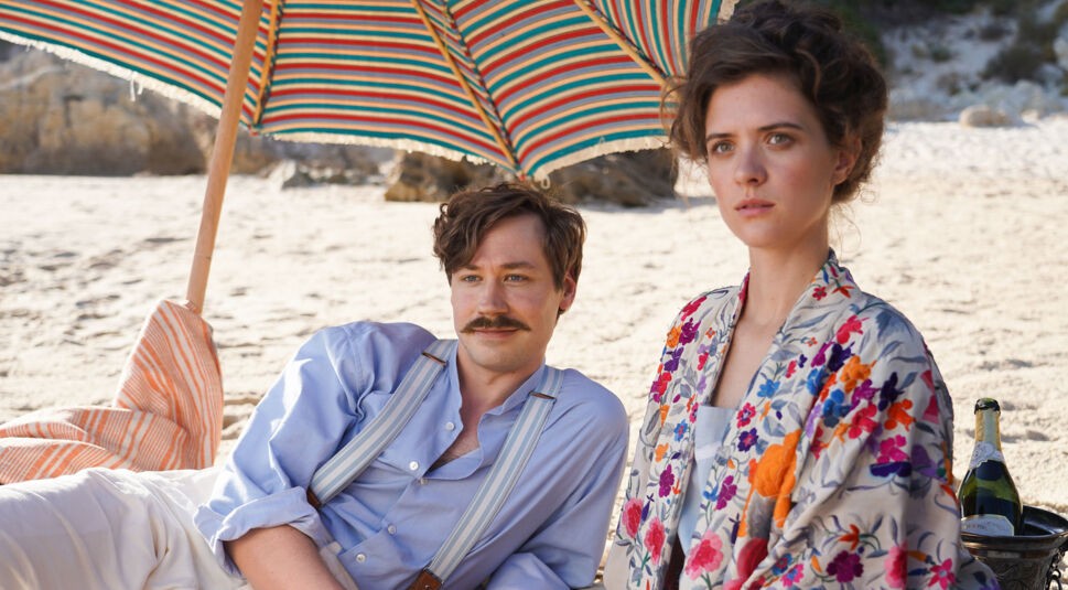 Zwei Personen am Stand im Film Bekenntnisse des Hochstaplers Felix Krull