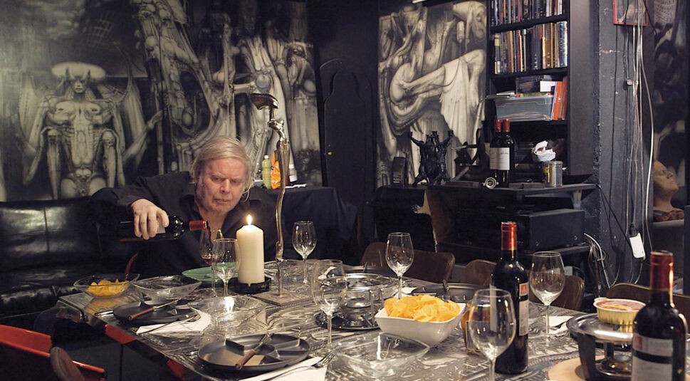 HR Giger in seinem Esszimmer