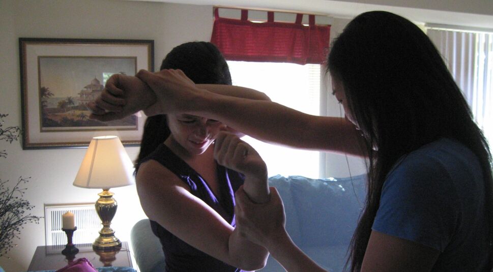 Zwei Schwestern streiten sich