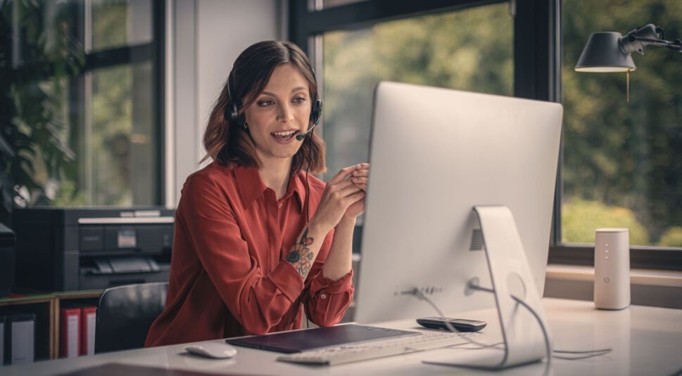 Eine Frau arbeitet am Computer