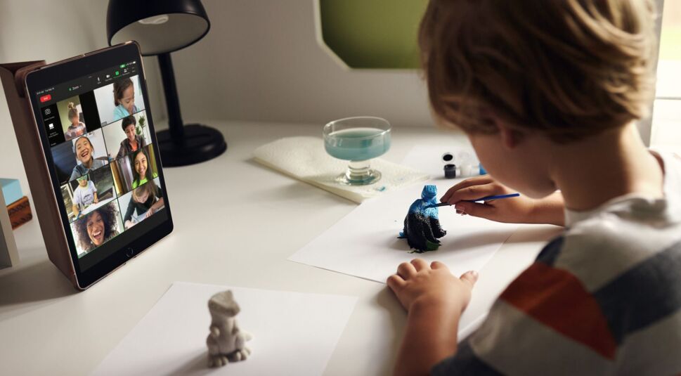 Das iPad 9 auf einem Schreibtisch.