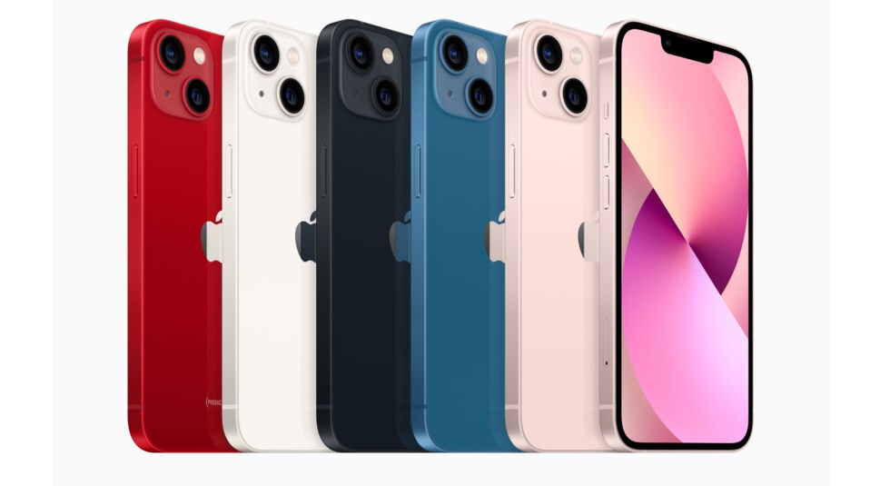iPhone 13 in fünf Farben vor weißem Hintergrund