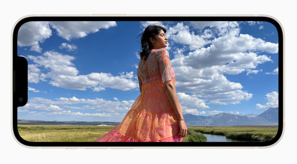 iPhone 13 Display im Querformat vor weißem Hintergrund