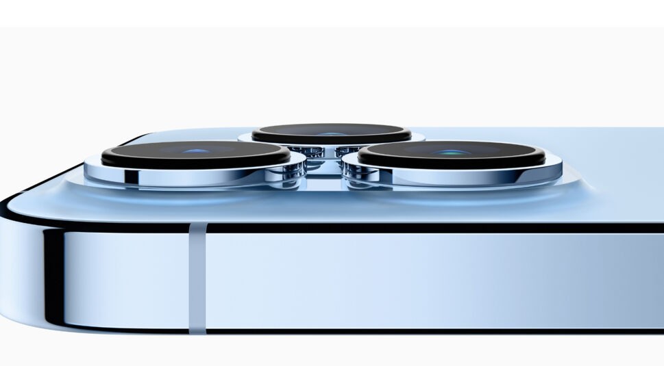 iPhone 13 Pro Max Kameramodul von der Seite in Großaufnahme vor weißem Hintergrund