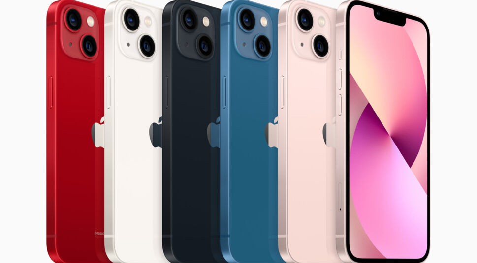 Das iPhone 13 mini und iPhone 13 in den Farben (PRODUCT)RED, Polarstern, Mitternacht, Blau und Rosé.