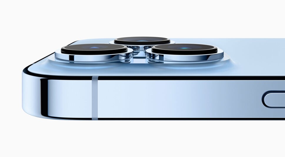 Die drei Kamera-Linsen des iPhone 13 Pro und iPhone 13 Pro Max in Sierrablau.