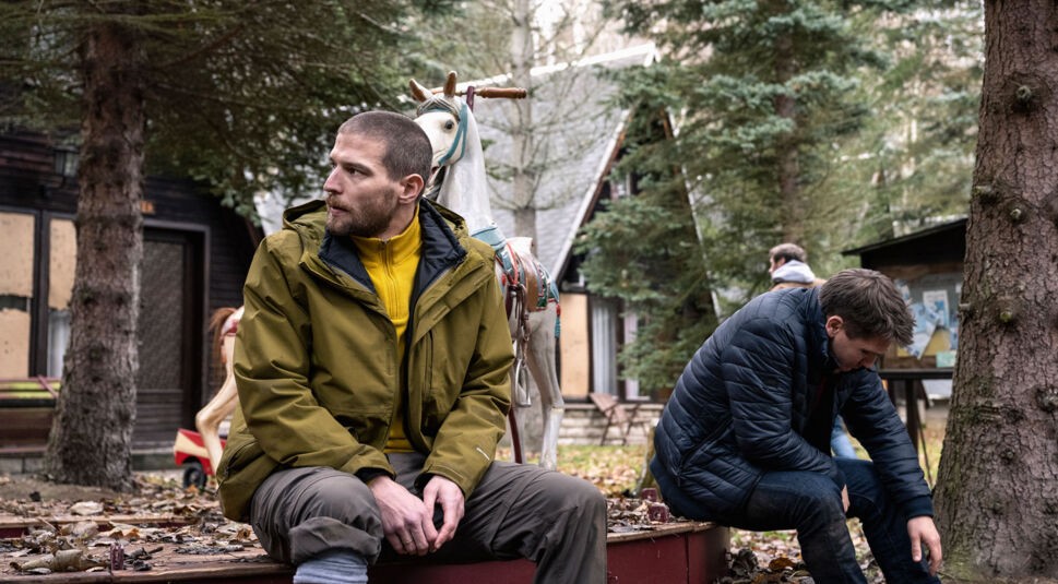 Peter (Robert Finster) und Albert ( Hanno Koffler) sitzen in einem verlassenen Wald im Netflix-Thriller "Prey".