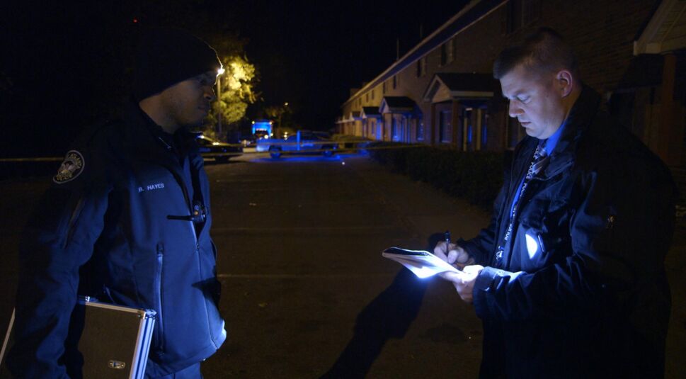 Zwei Ermittelnde stehen auf einer dunklen Straße in der Serie The First 48