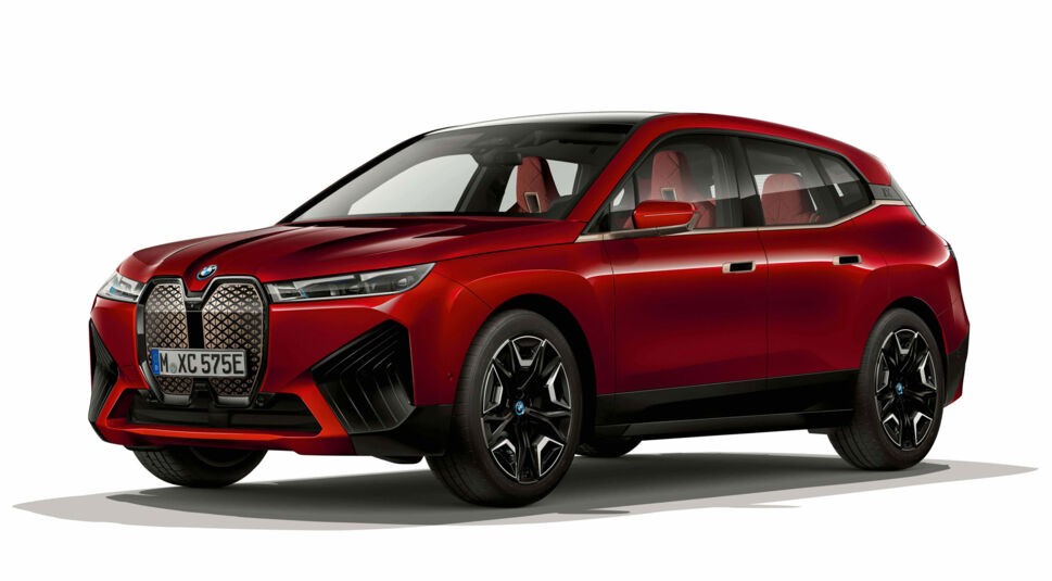 Der neue Elektro-SUV BMW iX vor einem weißen HIntergrund