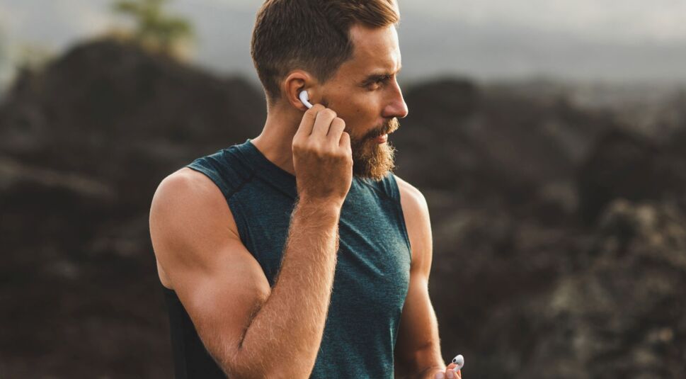 Mann trägt die AirPods 3 im Ohr.