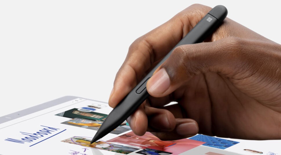 Eine Hand zeichnet mit dem Slim Pen 2 auf dem Surface Pro 8.