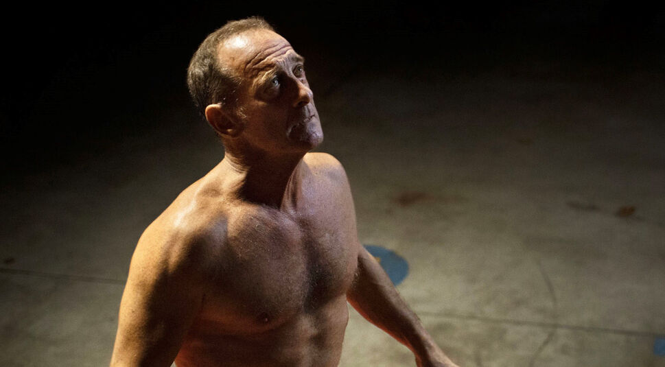 Titane Vincent Lindon auf den Knien