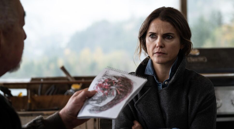 Julia (Keri Russell) zweigt dem Vater eines Schülers dessen Zeichnung im Film Antlers